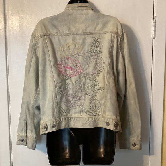 Levi’s Women’s Floral Embroidered Light Wash Jean Denim Jacket - Picture 3 of 7